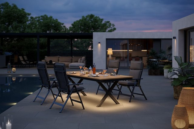 OUTFLEXX Luminara Garten-Essgruppe aus Aluminium und Holzimitat in Anthrazit Matt mit 4 Klappstühlen, 4 Auflagen und LED-Beleuchtung, B/T: 240 x 100 cm - Bild 1