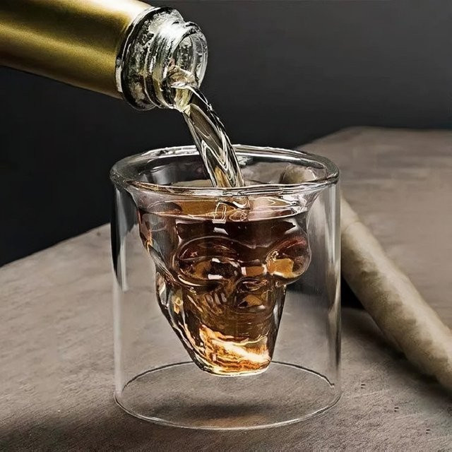 Kreativer Totenkopf-Glasbecher in Transparent, ideal für Wodka oder Bier - Bild 1