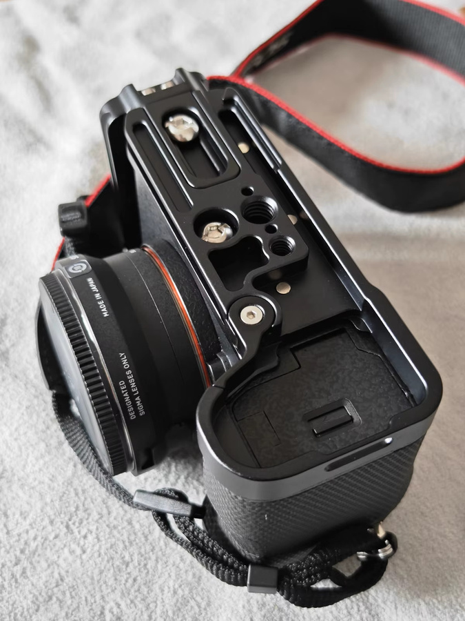 Sony L-Halterung vertikaler Handgriff mit Schnellverschlussverlängerung für A7C2, A7CR und A7C II in Silber - Bild 2