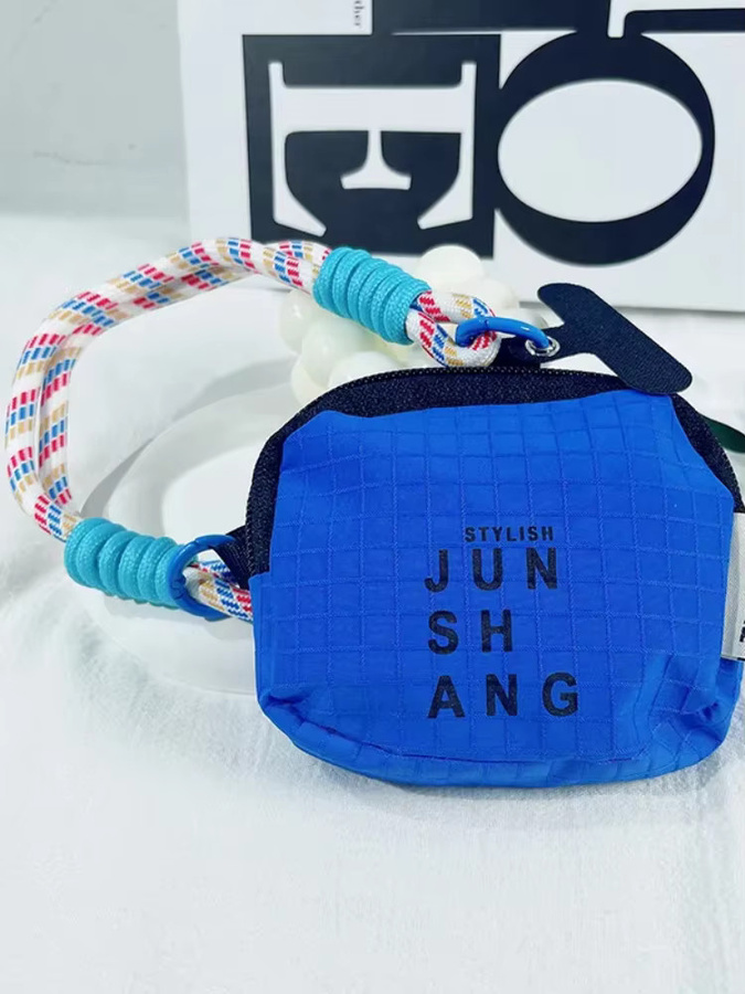 Kopfhörertasche aus Oxford-Stoff in Gelb mit Umhängeband als Mini-Geldbörse und Anti-Verlust-Hülle für unterwegs - Bild 3