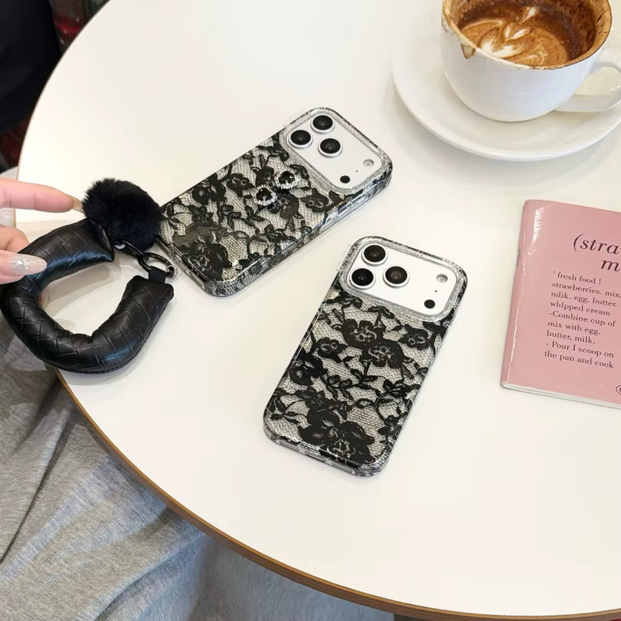 Herzförmige Handyhülle aus schwarzer Spitze mit Strass und abnehmbarem Fellknäuel-Armband für Apple iPhone 13/14/15/16/17 Pro Max in Schwarz - Bild 5