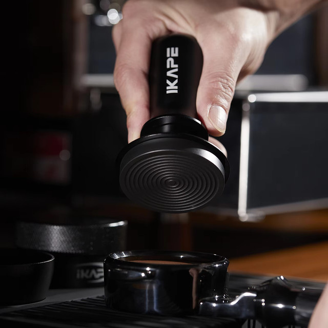 IKAPE Kaffee-Holztampfer V3 Espresso-Tamper aus Walnuss mit Titan-PVD-Beschichtung und kalibrierter Feder, Basispassung 51/54/58 mm, Braun/Schwarz - Bild 1