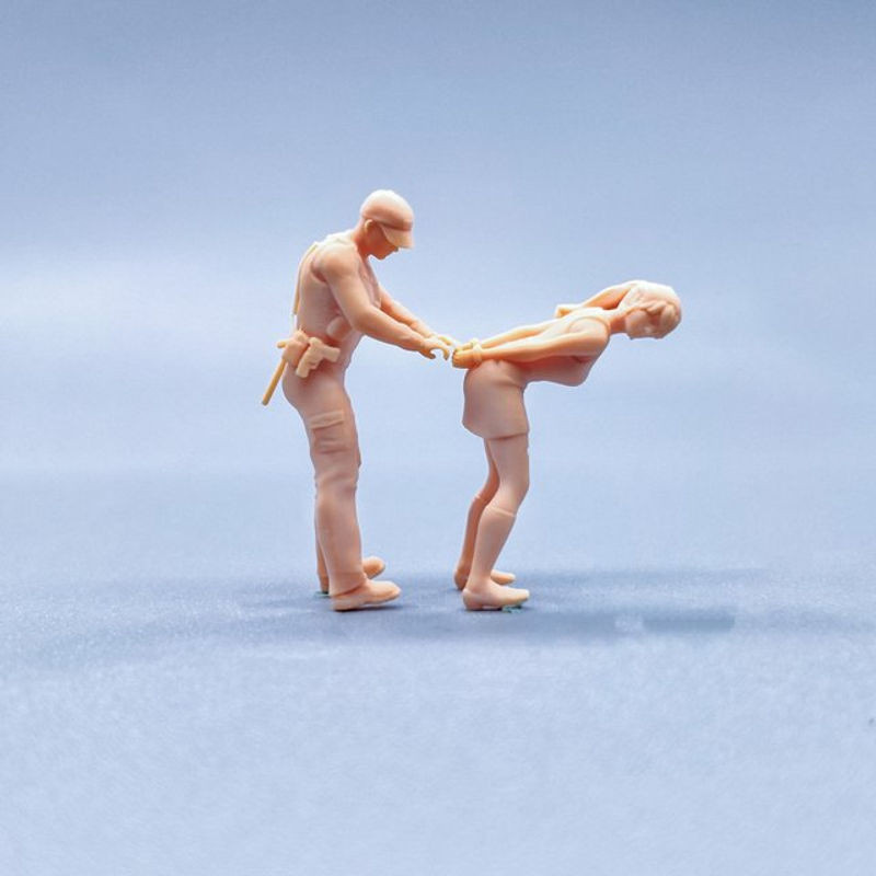 EHCMODEL Miniatur-Figuren Polizei Rettung Mädchen aus Kunstharz in Beige für Diorama und Modellbau - Bild 1