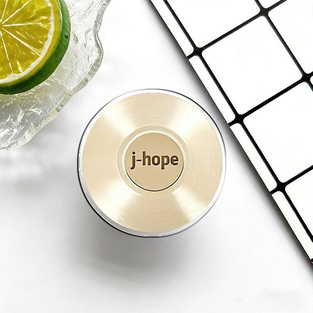 BTS ARIRANG Handyhalter aus Acryl im Schallplatten-Stil mit J-HOPE Motiv in Beige - Bild 1