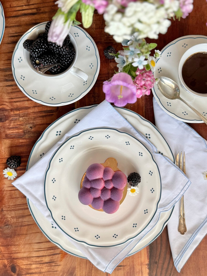 Mäser Kaffeeservice Lova aus Porzellan mit gepunktetem Design in Weiß, Blau und Rot - Bild 2