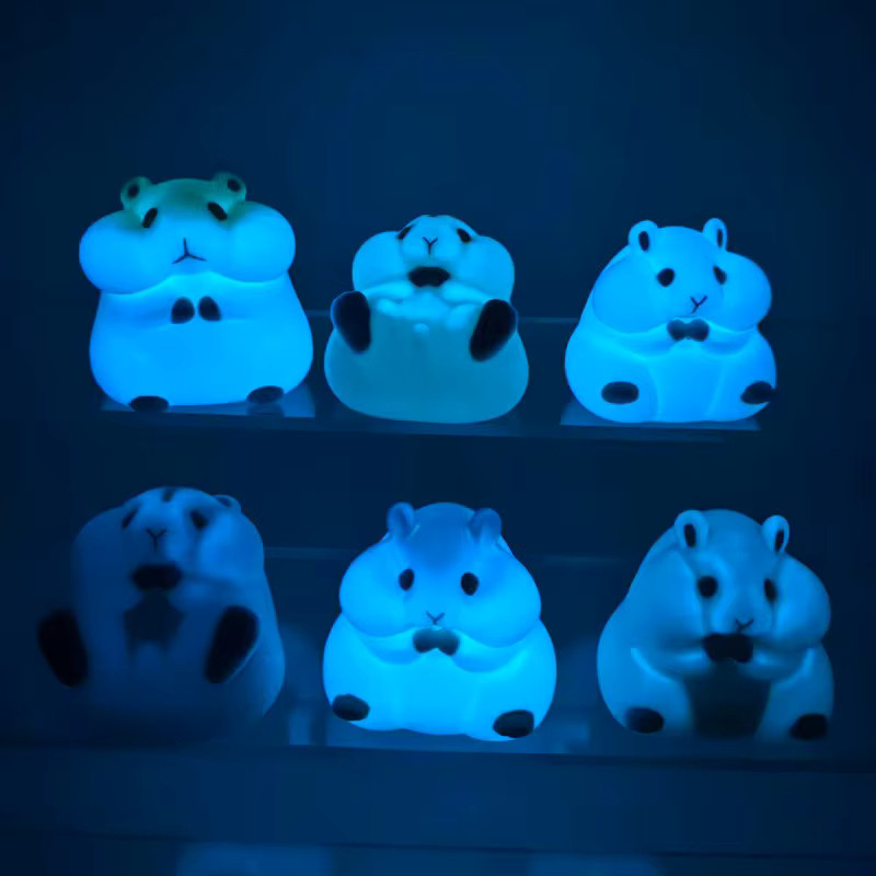 Bandai Cartoon Beflockung Hamster Kawaii Action Figure, Nachtleuchtende Leuchtende Puppe, Bunt / Mehrfarbig - Bild 3
