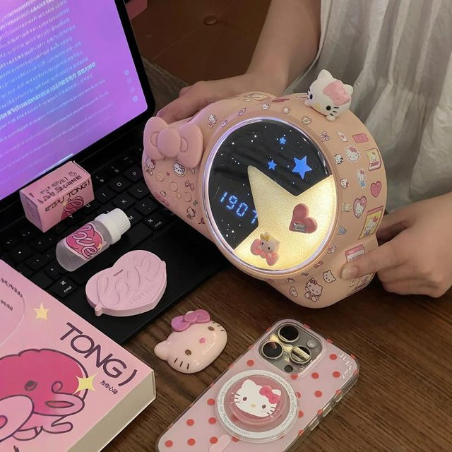 TAKARA TOMY Hello Kitty Bluetooth Lautsprecher mit Uhr und Nachtlicht in Gelb oder Pink - Bild 1