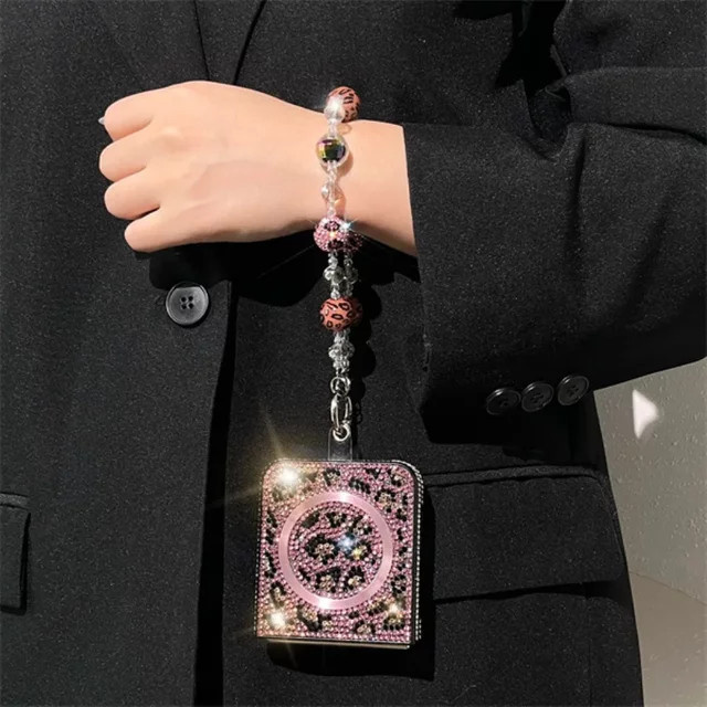 Magnetische Handyhülle mit Leder-Handkette und Leopardenmuster in Weiß mit Bling Glitzer Strass für Samsung Galaxy Z Flip 6 5 4 3 5G - Bild 1