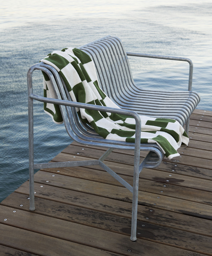 HAY Palissade Dining Bench Gartenbank aus Stahl in Silber mit Streifenoptik - Bild 2