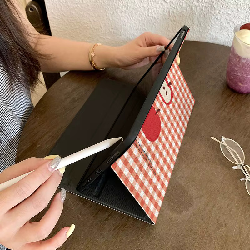DecoPhone Tablet Hülle für iPad Pro 10/11 Zoll und iPad Air 3/4/5 Generation in Rot Kariert mit Apfel-Design - Bild 2