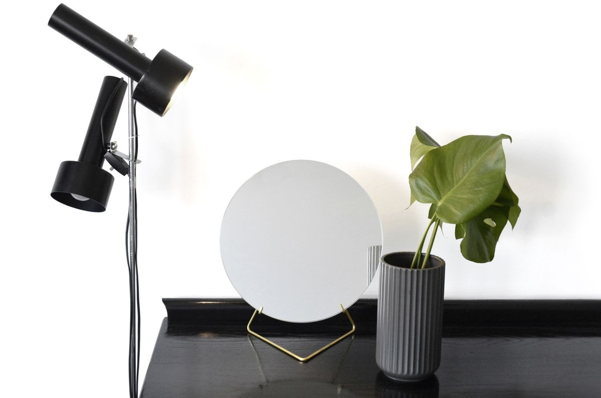 Moebe Standing Mirror Tischspiegel in Gold - Bild 2