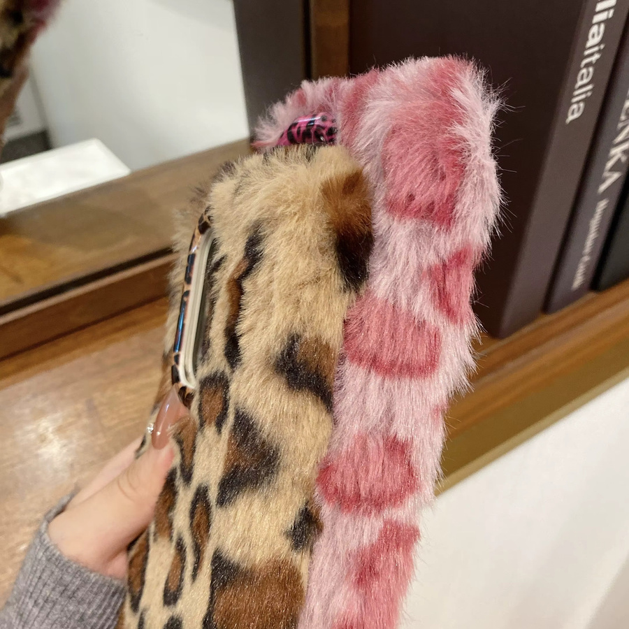 Flauschige Handyhülle mit Fell und Handgelenkband für Samsung Galaxy S23 S24 S25 Ultra in Braun und Multicolour - Bild 4