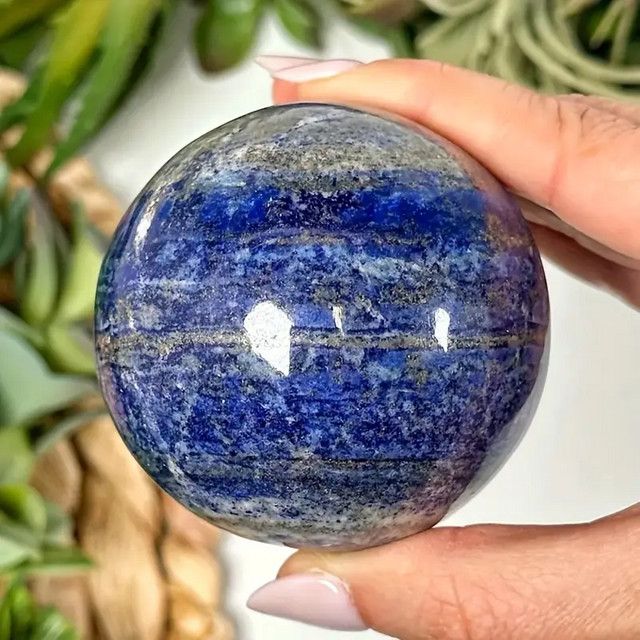 Handgefertigte Lapislazuli Kristallkugel von CrystalHola in Blau als Naturstein-Massagegerät und Dekorationsobjekt - Bild 1