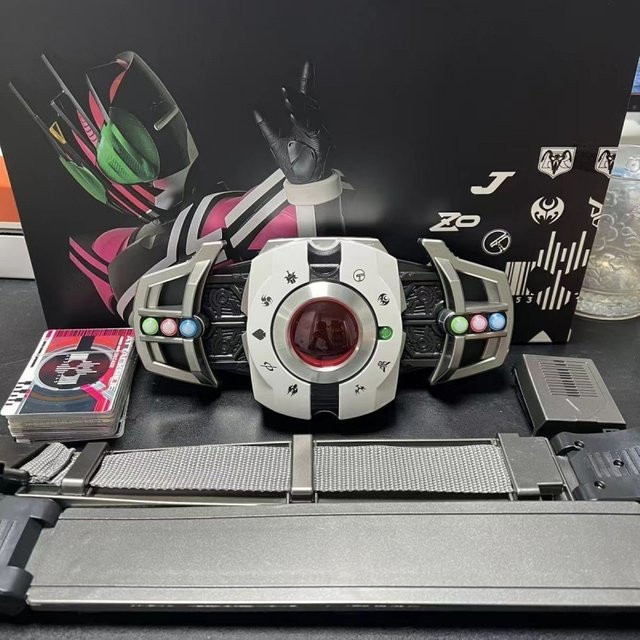 Bandai Kamen Rider CSM Remastered Emperor Rider Driver God Brand K Touchscreen DX Actionfigur, Weiß/Karmesinrot - Bild 1