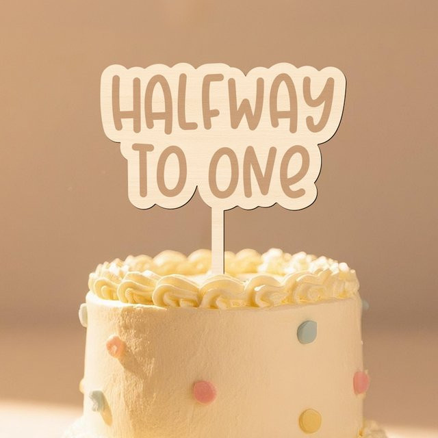 YOMDID Halfway To One Kuchenaufsatz aus Holz in Beige und Braun zur Dekoration für Babypartys und Geburtstage - Bild 1