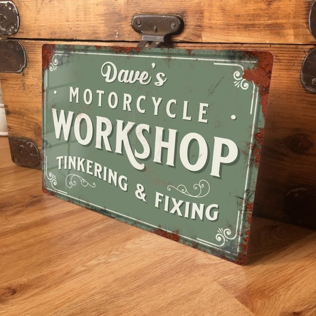 Personalisiertes Motorrad-Workshop-Metallschild von Hello Young aus Aluminium in Salbeigrün – Vintage-Retro Wanddekoration für deine Garage oder deinen Schuppen - Bild 1