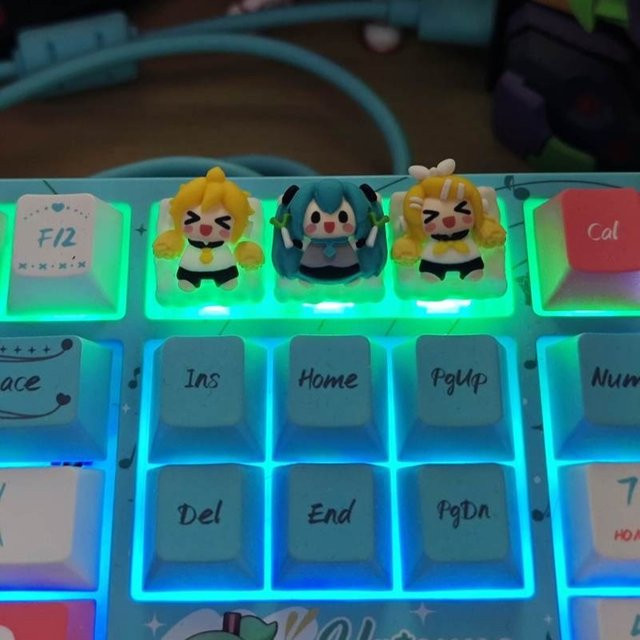 TAKARA TOMY Harz Kunst Keycap für mechanische Tastaturen Miku Rin Len Design in Multicolor - Bild 1