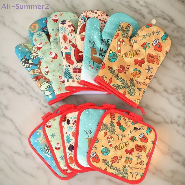 Weihnachtliches Ofenhandschuhe und Topfhalter Set mit Santa Claus und Schneeflocken Muster in Multicolour - Bild 1