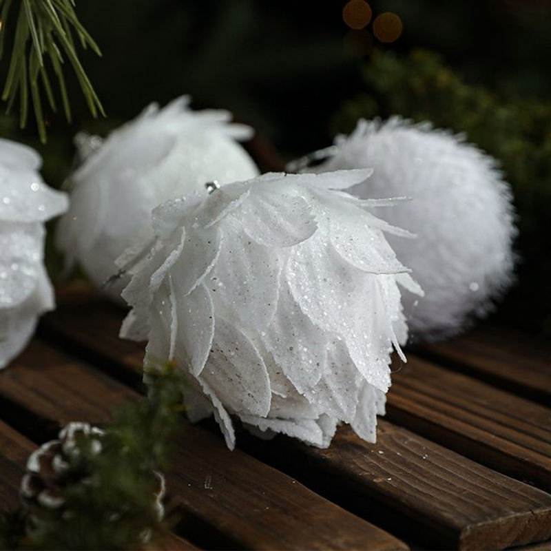 Hängendes Weihnachts-Dekoornament aus Schaumstoff mit floralen weißen Blüten in Rosa und Weiß - Bild 1