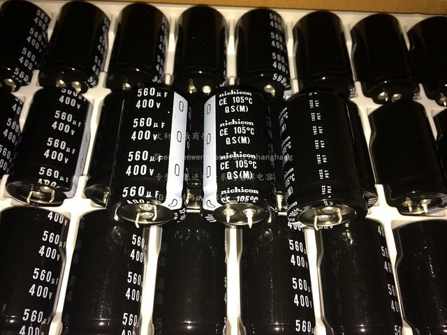 Nichicon Elektrolytkondensator QS Serie, Schwarz, 560µF, 400V, Durchmesser: 30 mm, Höhe: 50 mm - Bild 1