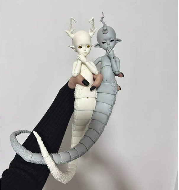Bandai Tierfigur, Maßstab 1:6, Schlangenschwanz-Plüschdesign, Weiß - Bild 1