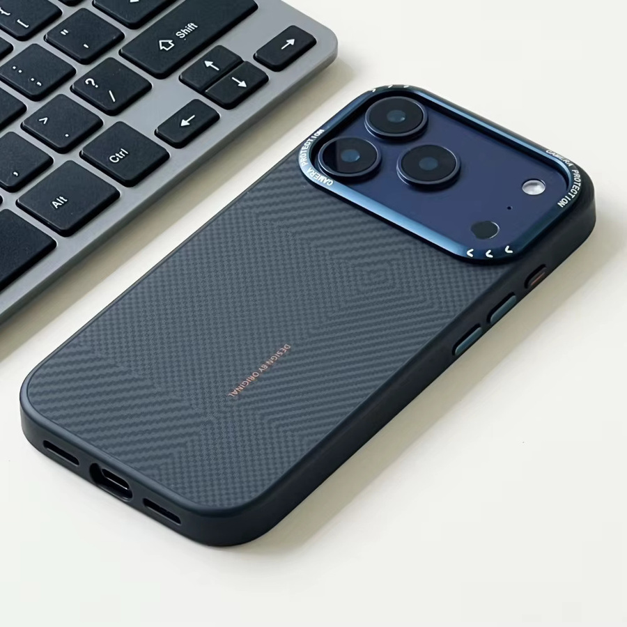 Matte magnetische Handyhülle mit Kohlefaser-Textur und Kameraobjektivschutz für Apple iPhone 16 Pro Max und iPhone 17 Pro Max in Gold - Bild 3