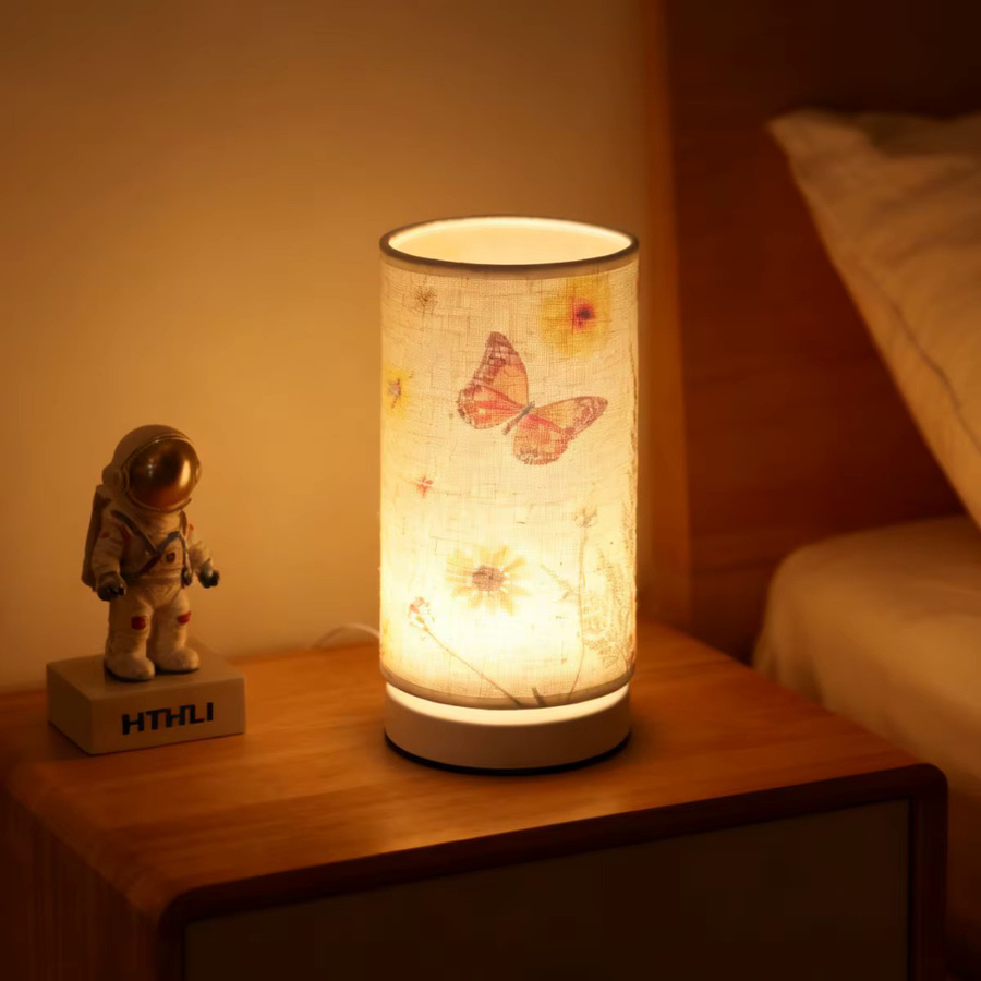 Nordische Retro Tischlampe mit Stofflampenschirm in Weiß und Beige, USB-betrieben für Schlafzimmer, Home Office und Wohnzimmer - Bild 2