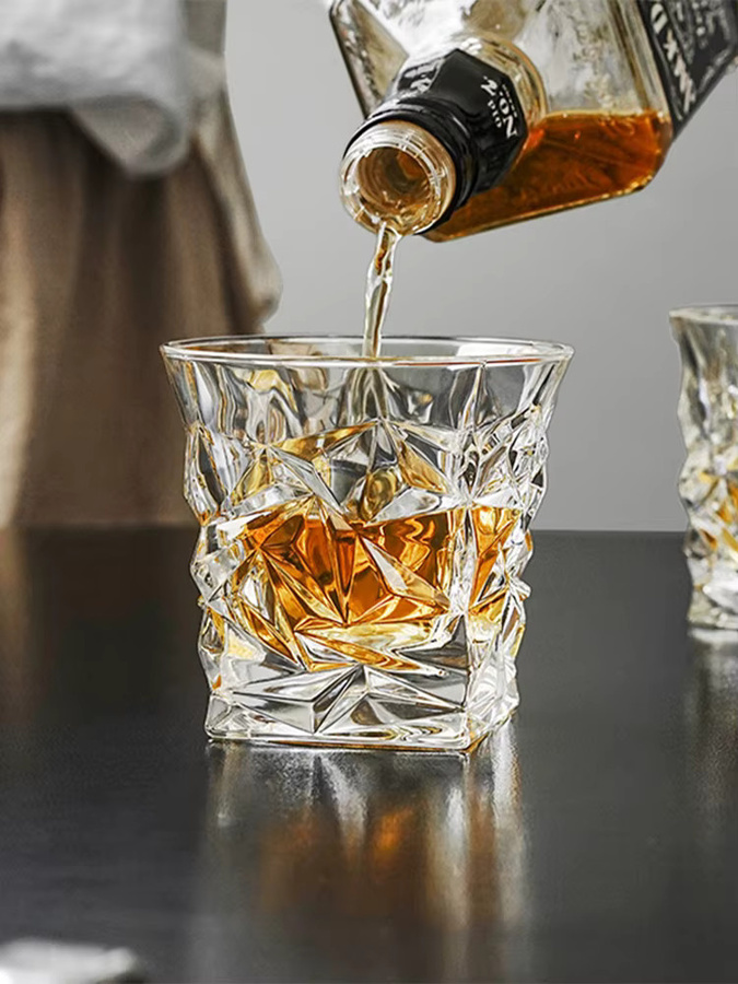 HeY LiLac handbemaltes Whiskyglas in Lila/Mehrfarbig, 280 ml, Tumbler mit quadratischem Sockel und geometrischem Design - Bild 2