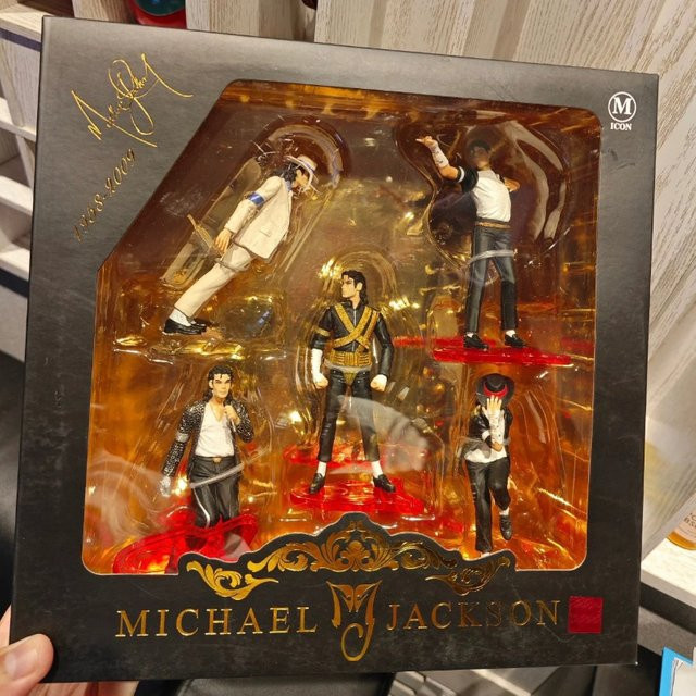 Bandai Michael Jackson Sammlerfiguren, Klassischer Weißer Anzug, PVC-Statuen - Bild 1