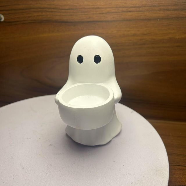 Kreative Halloween Geist Figur mit Mittelfinger als Dekoration aus Harz in Weiß für Schreibtisch und Party - Bild 1