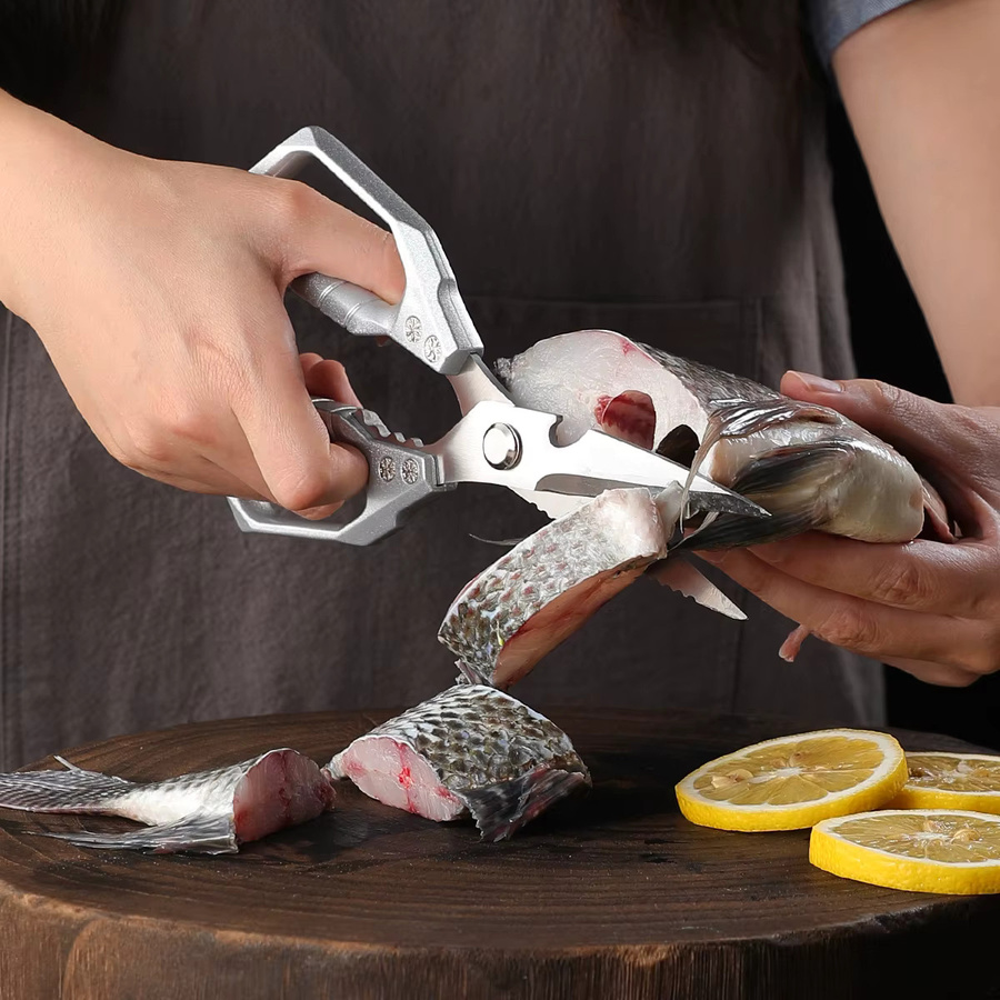 Multifunktionale Küchenschere von SHENJIU aus Edelstahl in Silber mit Flaschenöffner, Fischschuppen-Schaber und Walnussknacker - Bild 4