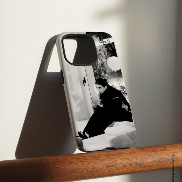 Y-Young Miko Miko Handyhülle für iPhone 17 16 15 14 13 12 Pro Max Plus mit glänzender HD-Doppelschicht-Flüssigkeitshartschale in White und Multicolour - Bild 1