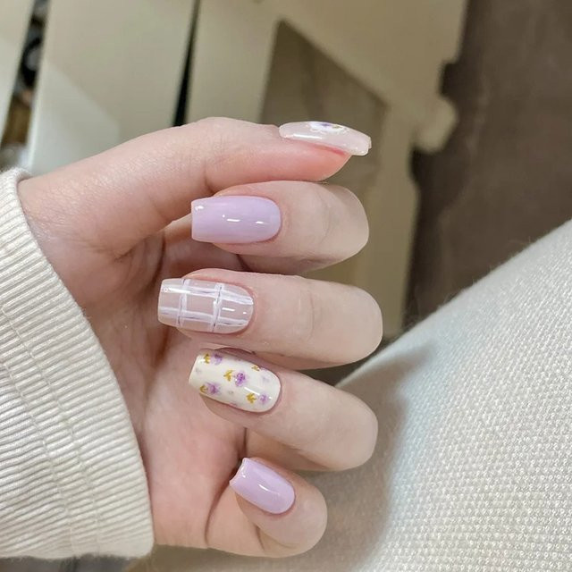 Künstliche Nägel mit Blumenmuster, quadratisch, Nude Rosa Lila Weiß, Glänzend - Bild 1