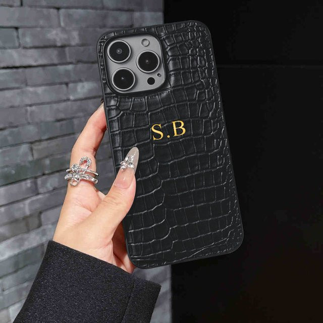 Personalisierte iPhone Hülle mit individuellen Initialen in luxuriöser Krokodilleder-Optik, Schwarz, kompatibel mit Apple iPhone 17 bis 11 Pro Max - Bild 1