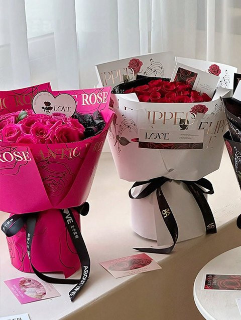 5 Beutel vergoldetes englisches Geschenkpapier mit Rosenblüten in Gold, Weiß und Pink - Bild 1