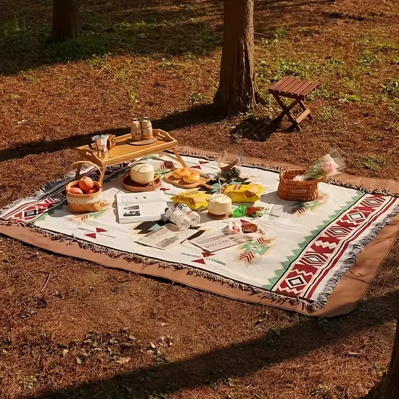 Vintage Campingdecke aus Polyester mit geometrischem Muster und Fransen als reißfeste Outdoor-Picknickmatte - Bild 3