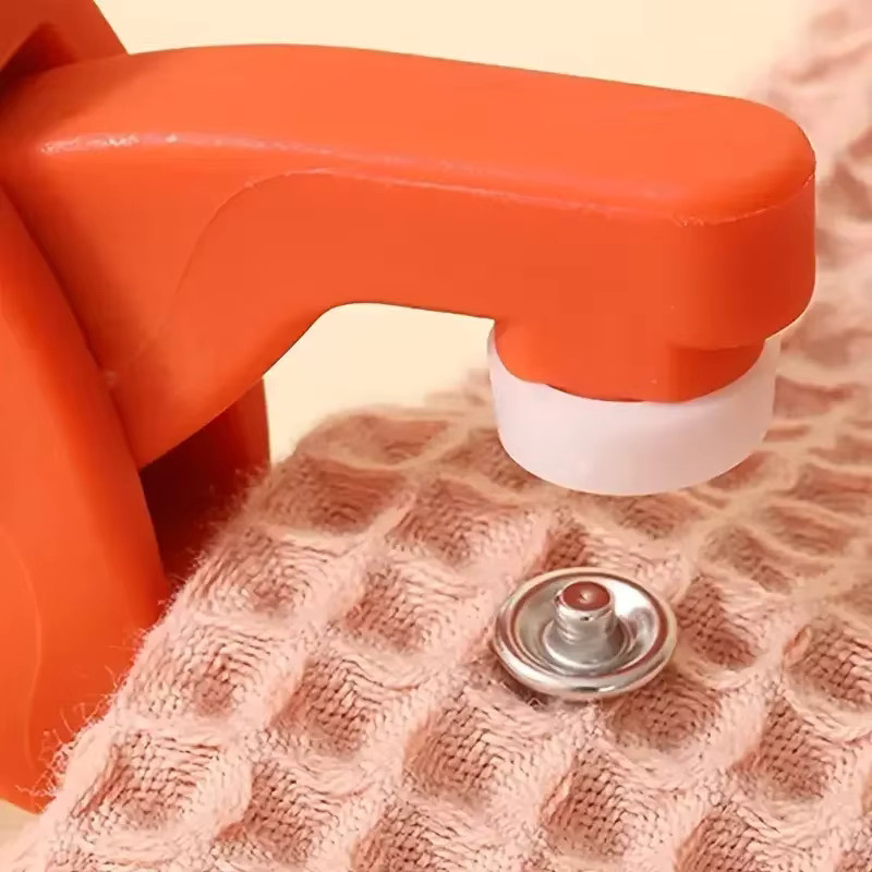 Metall-Druckknopf-Kit mit Handpresse und 50 Druckknöpfen in Silber inklusive Aufbewahrungsbox für DIY-Projekte an Kleidung oder Taschen - Bild 2