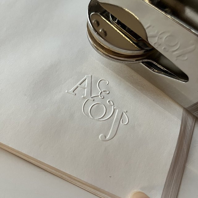 Personalisierter Prägestempel mit Monogramm für Hochzeiten, silberner Embosser-Stempel aus Metall mit 2 Initialen - Bild 1