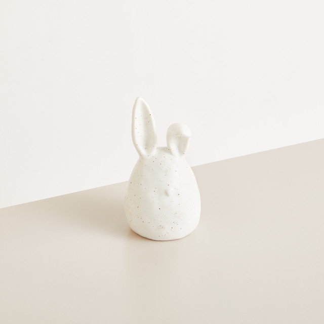 BLUME2000 Deko Keramik Hase mit geknicktem Ohr in Weiß gesprenkelt, Höhe: 13,0 cm, Breite: 6,5 cm, Tiefe: 6,5 cm - Bild 1