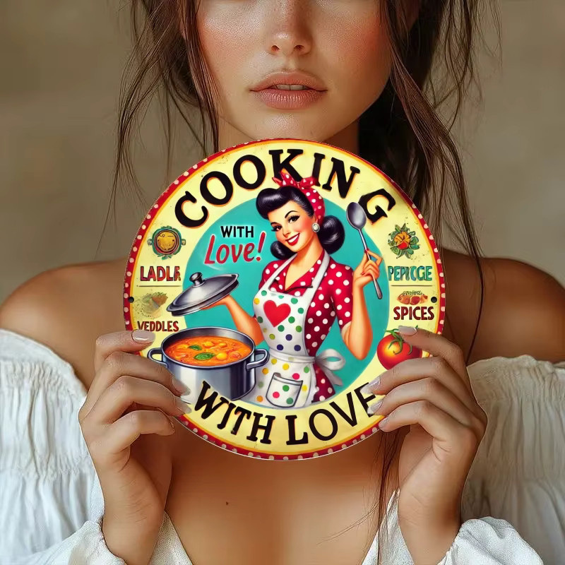 Rundes Metallschild HELLOYOUNG Cooking with Love Wanddekoration in Multicolour mit Retro-Design und Herz-Motiven, Durchmesser: 20 cm - Bild 2