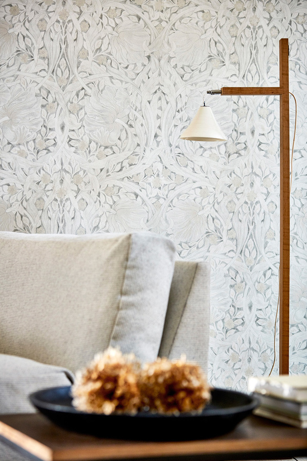 Morris & Co. Tapete Pure Pimpernel in Hellgrau und Beige mit floralem Art Nouveau Design - Bild 1