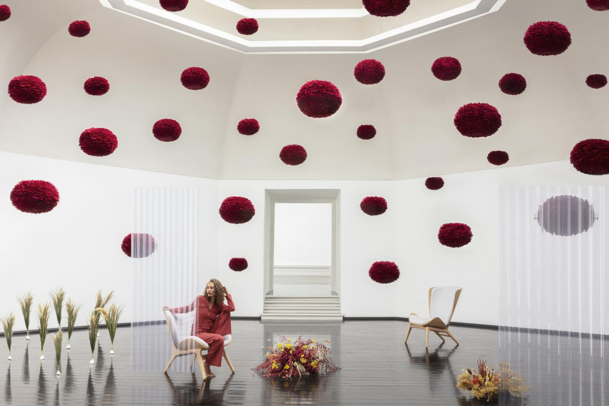 UMAGE Eos Hängeleuchte aus Papier in Rot mit wolkenförmigem Design - Bild 2