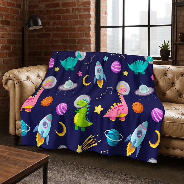 Faviora Flanell Decke für Kinder mit Cartoon Dinosaurier und Weltraum Motiv, weich und warm für Schlafzimmer, Büro oder Reisen - Bild 1
