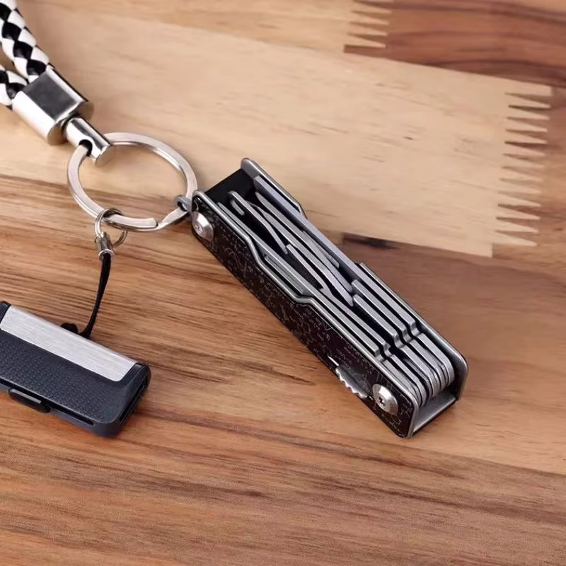 SWISS TECH 9-in-1 Mini-Multitool-Messer in Blau und Silber mit Klappschere, Schraubendreher und Säge als tragbares Outdoor-EDC-Werkzeug - Bild 4