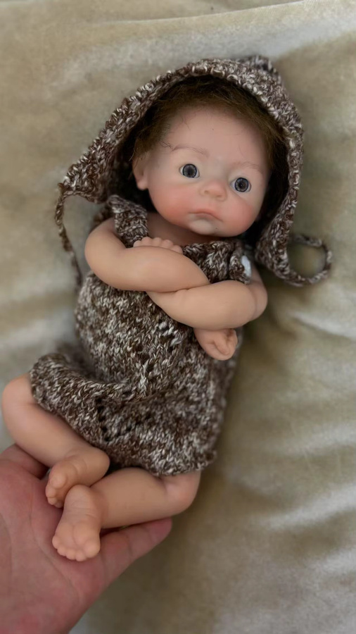 AnjoDoll Reborn Mädchen Puppe aus Silikon in Braun, realistische Neugeborenen-Sammlerpuppe, Höhe: 25,4 cm - Bild 2