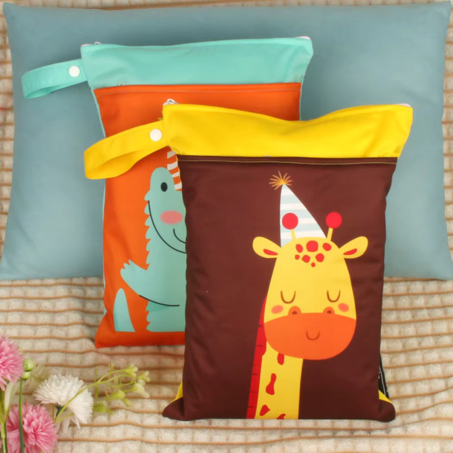 Babyshow Wasserdichte Wickeltasche als Nass- und Trockentasche in Multicolour, B/H: 35 x 25 cm - Bild 2