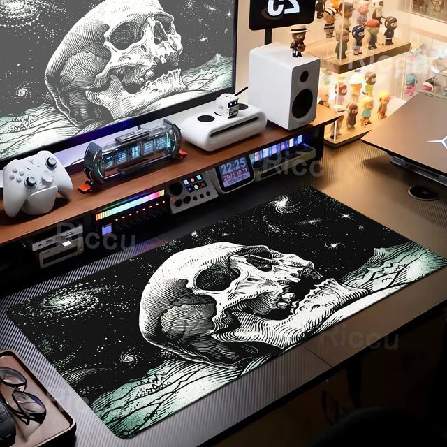Riccu XXL Gaming Mauspad mit dunklem Horror-Schädel Design in Schwarz - Bild 1