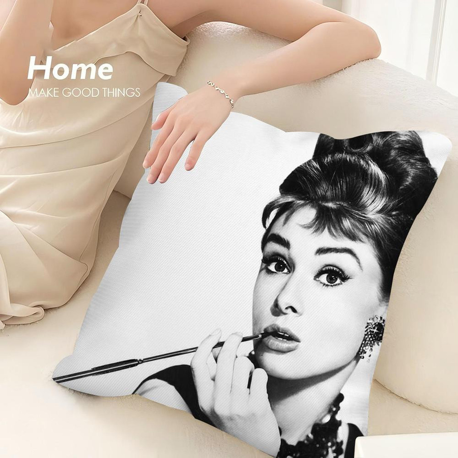 Doja Home Dekorative Kissenbezüge Audrey Hepburn Plüsch mit doppelseitigem Druck, B/T: 45,7 x 45,7 cm - Bild 1