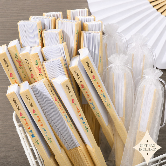 KAZHAN Personalisierte weiße Papierfächerchen mit Geschenktüte als Hochzeits-Gastgeschenk und Party-Accessoire - Bild 1