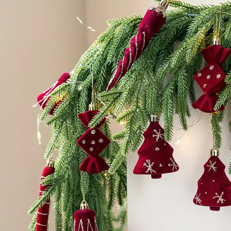 ZQNYCY 2er-Set Weihnachtsbaum Anhänger aus Samt in Burgund Rot mit Zuckerstange, Glocke und Eiszapfen zur Partydekoration - Bild 4